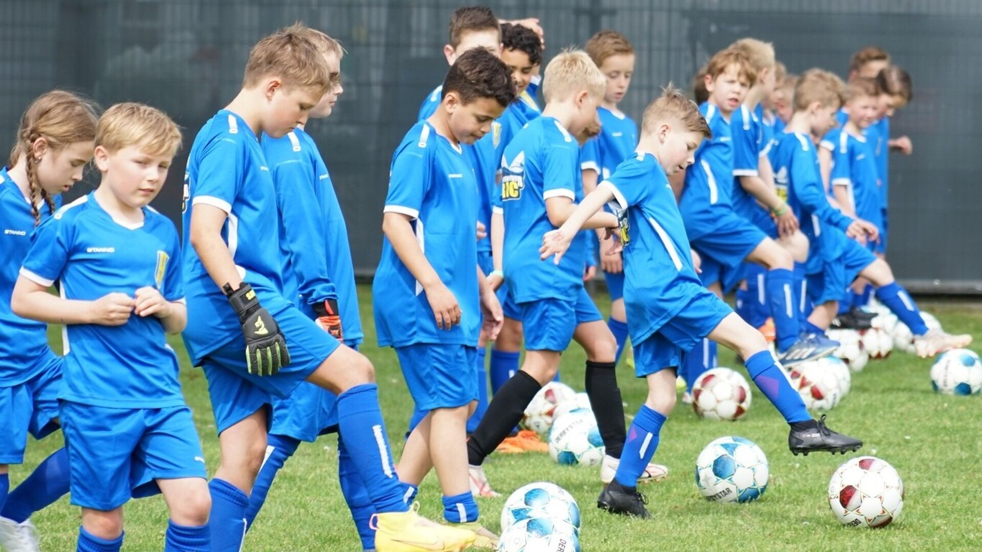 Profvoetballer voor drie dagen bij RKC Waalwijk (Video)