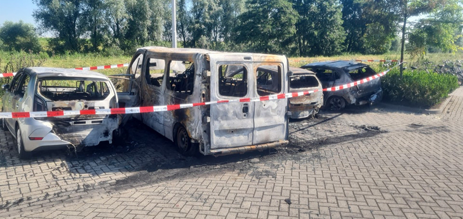 Verdachte (25) aangehouden na mogelijk brandstichting van vier auto's
