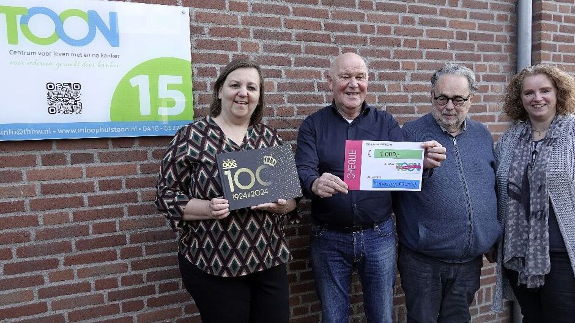 Toneelvereniging O.O.G. doneert duizend euro aan het inloophuis TOON