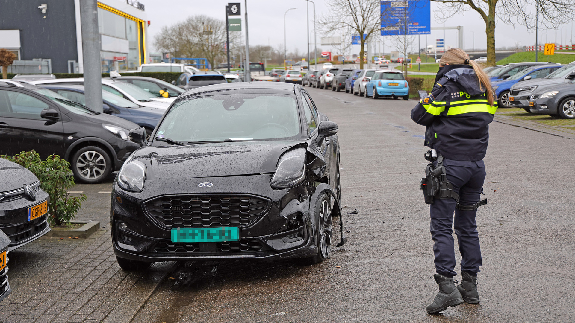 Botsing met proefritauto aan de Van Andelstraat in Waalwijk